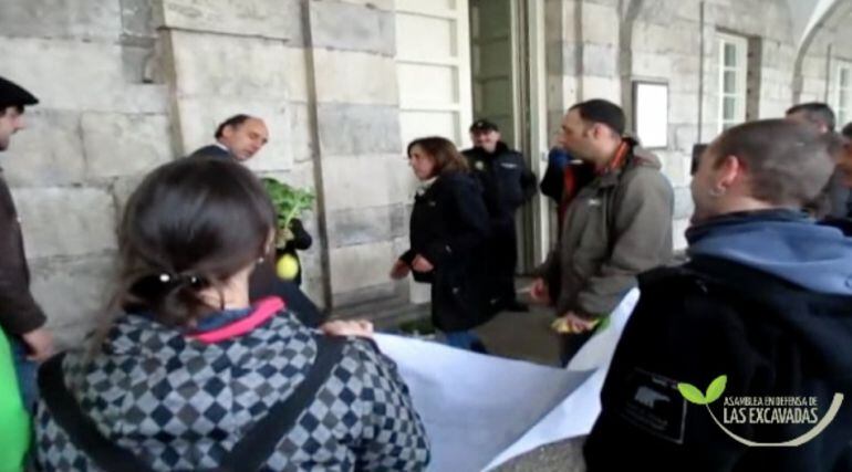 Ignacio Diego patea un limón ante los manifestantes concentrados a las puertas del Parlamento de Cantabria.