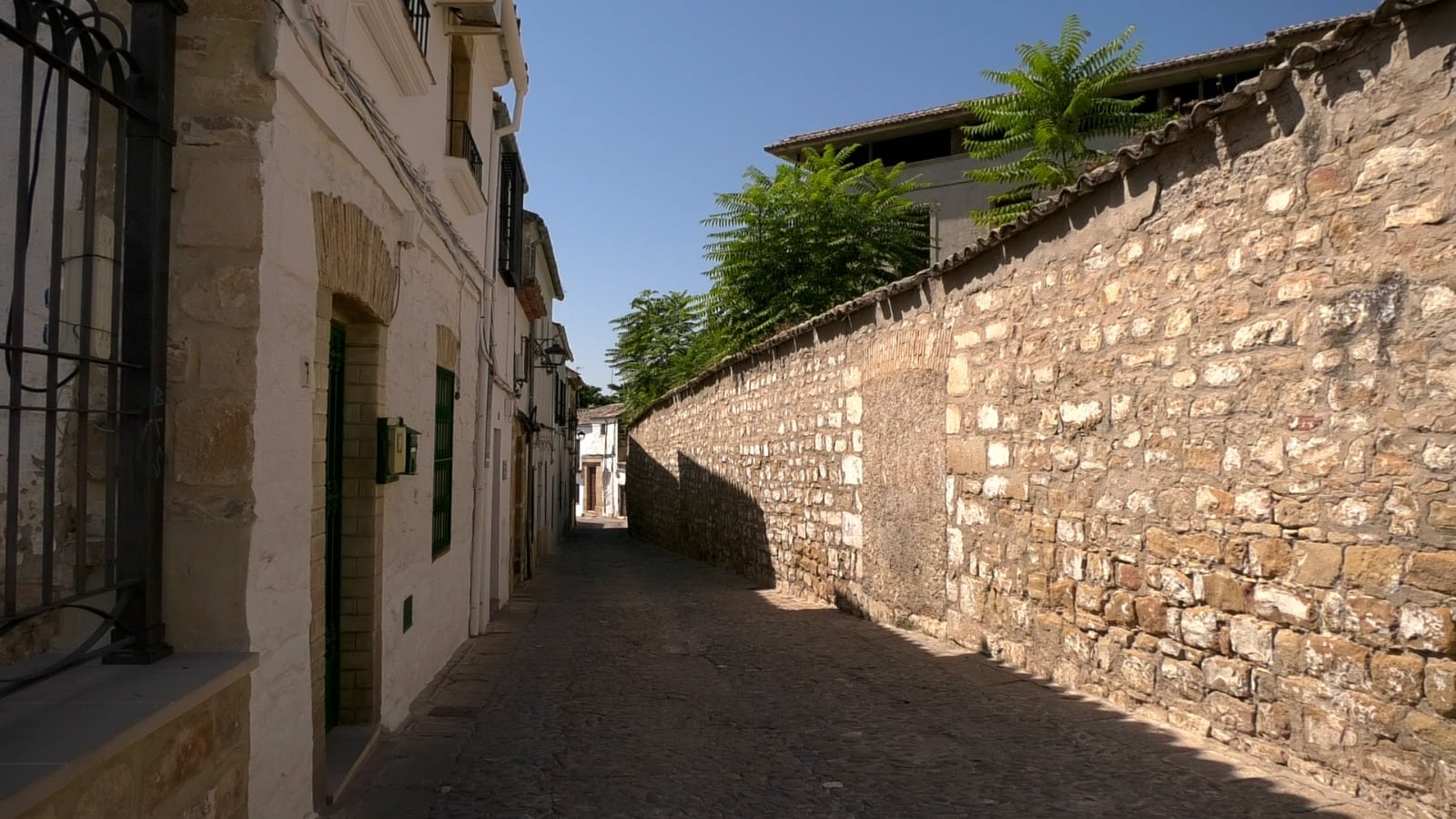 Perspectiva de la calle Navarro de Úbeda, desde el acceso al yacimiento arqueológico de Santo Tomás