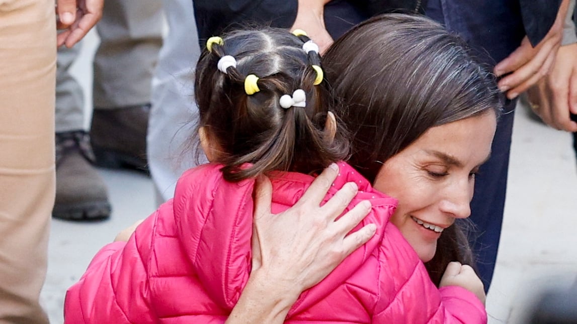 CHIVA (VALENCIA), 19/11/2024.- La reina Letizia saluda a una niña durante su visita a la localidad valenciana de Chiva este martes. EFE/ Kai Försterling
