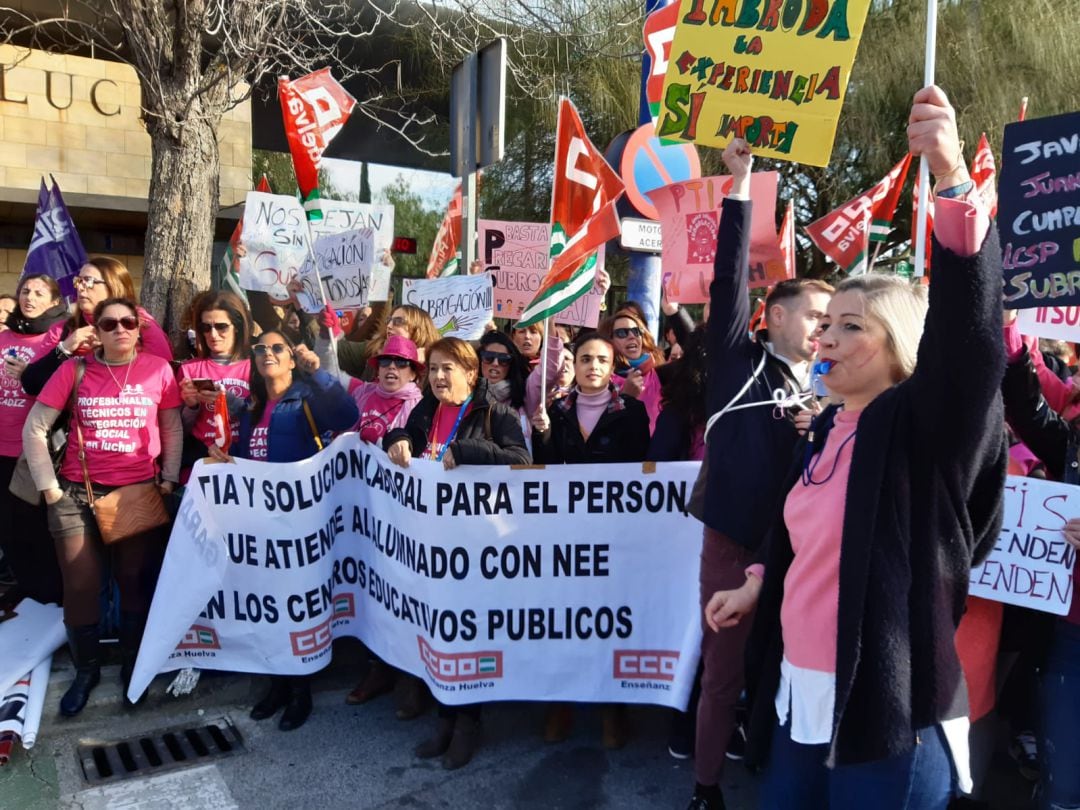 Monitoras de educación especial y de lenguaje de signos en una protesta por el mantenimiento de sus empleos en Huelva