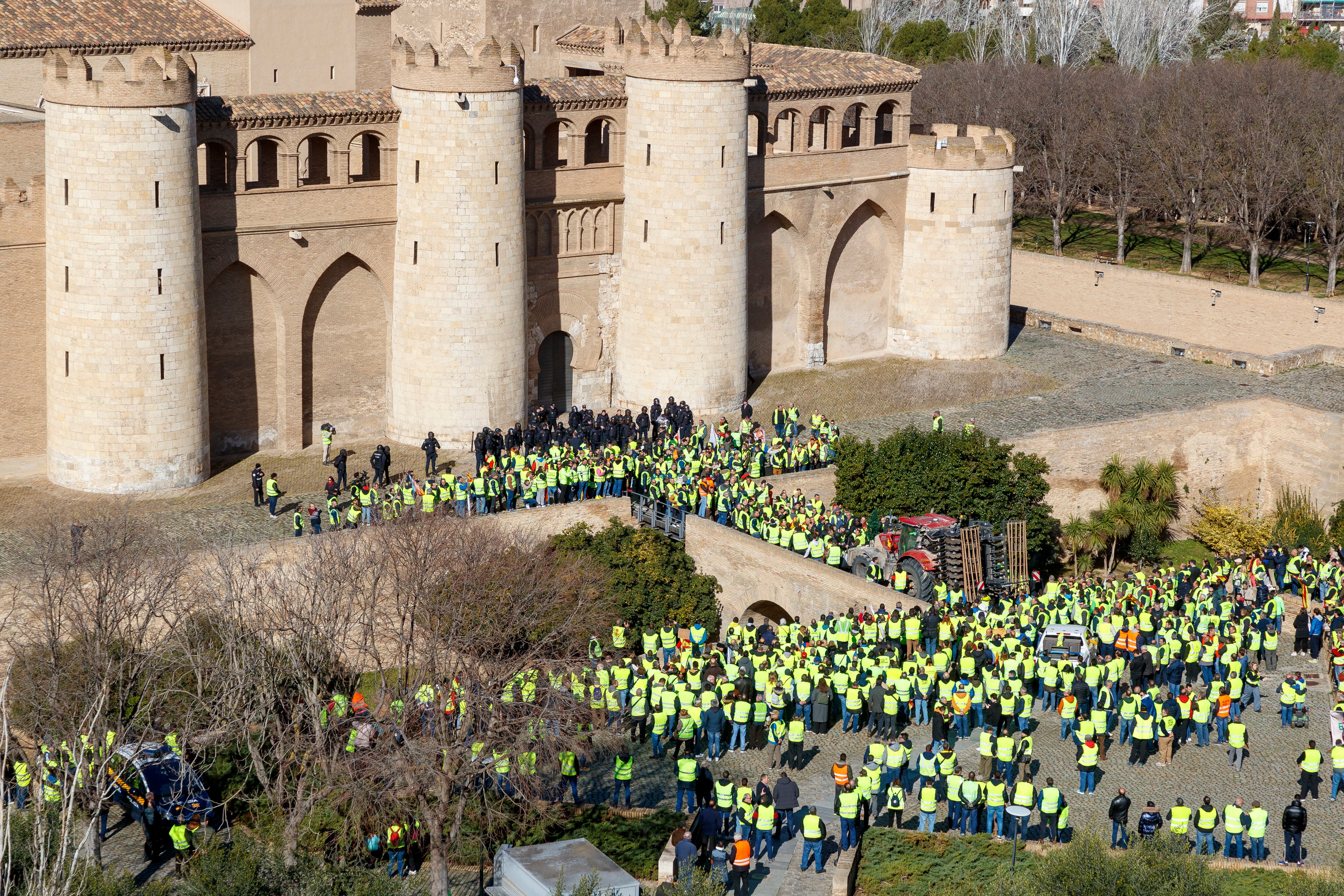 ZARAGOZA, 01/03/2024.- Un grupo de agricultores se concentra ante el Palacio de La Aljafería, sede de las Cortes de Aragón, este viernes en Zaragoza. EFE/ Javier Belver
