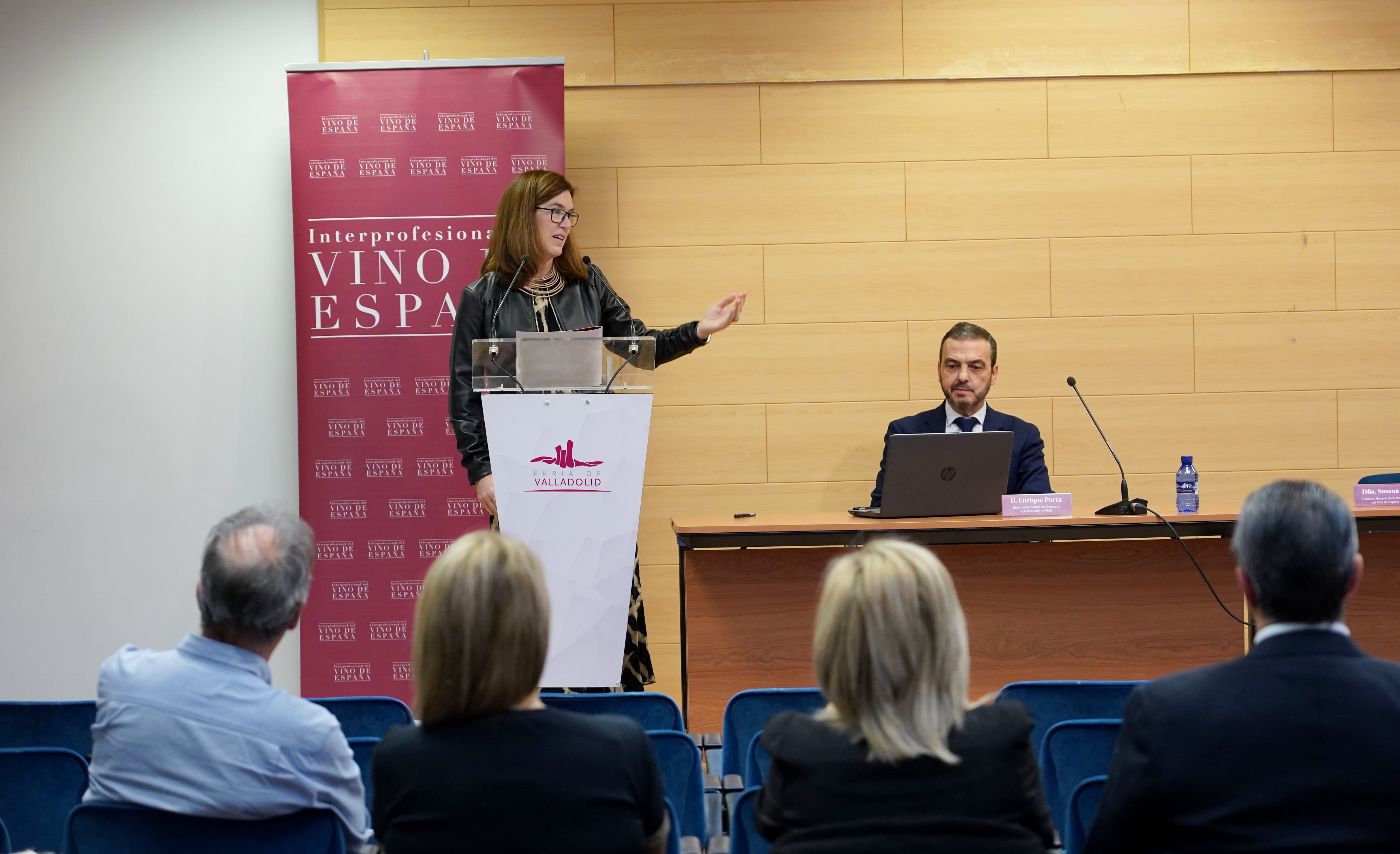 El consejero de Agricultura, Ganader�a y Desarrollo Rural, Gerardo Due�as; el presidente de la Interprofesional del Vino en Espa�a, �ngel Villafranca, y el director de Agrobank en Castilla y Le�n, Jes�s L�pez, participan en la presentaci�n del estudio �La importancia econ�mica y social del sector del vino en Castilla y Le�n�, que corre a cargo del director de Econom�a Aplicada de Analistas Financieros Internacionales (AFI), Diego Vizca�no.