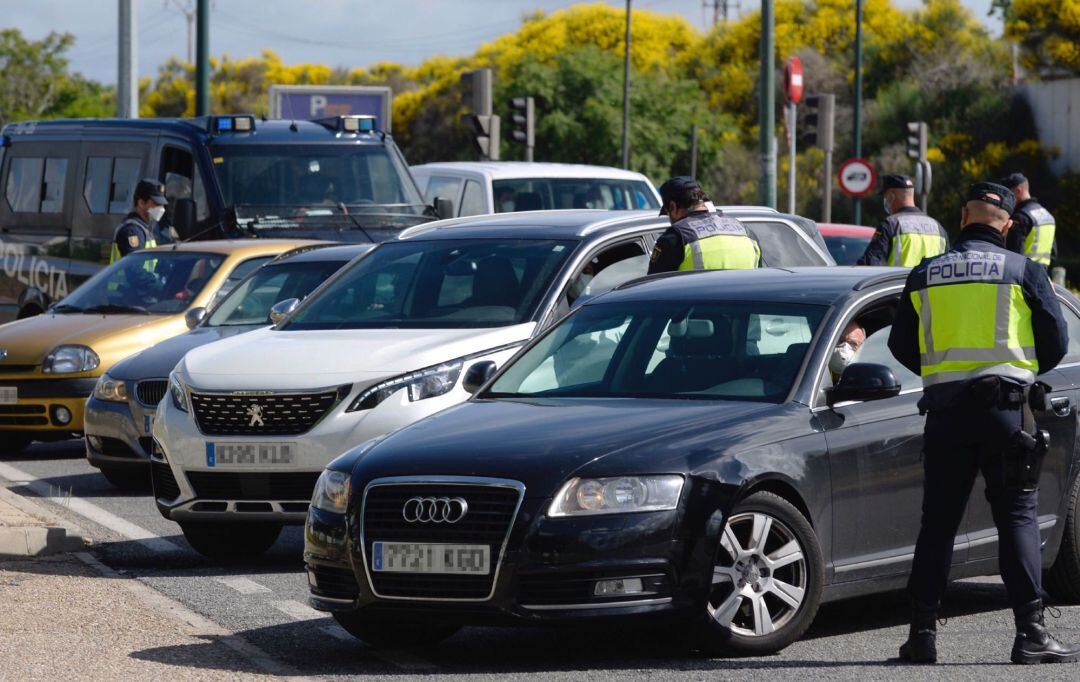 Efectivos de la Policía Nacional realizan un control este domingo