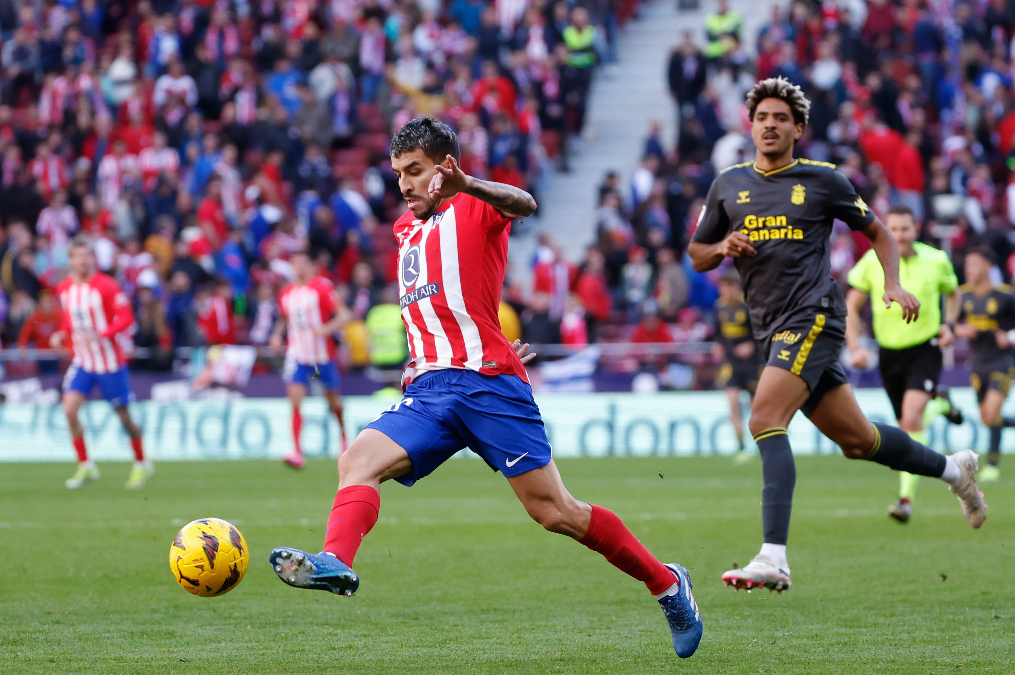 GRAF5790. MADRID, 17/02/2024.- El delantero argentino del Atlético de Madrid Ángel Correa controla el balón ante Las Palmas durante el partido correspondiente a la jornada 25 de LaLiga disputado entre el Atlético de Madrid y Las Palmas, este sábado en el estadio Civitas Metropolitano. EFE/ Daniel González
