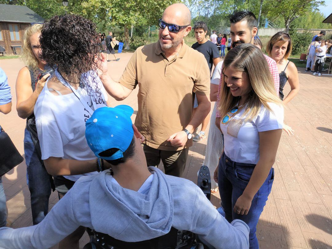 Los directores generales saludan a algunos participantes