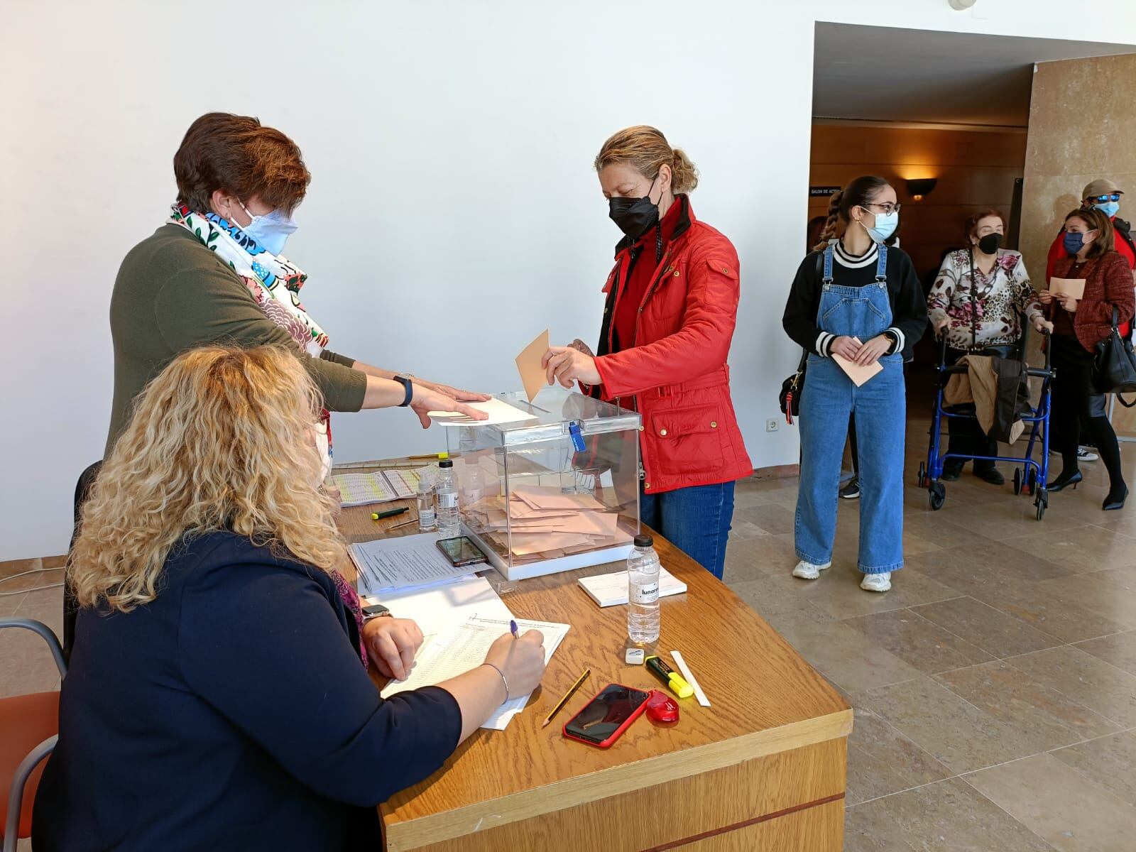 Una vecina de Don Benito deposita su voto.