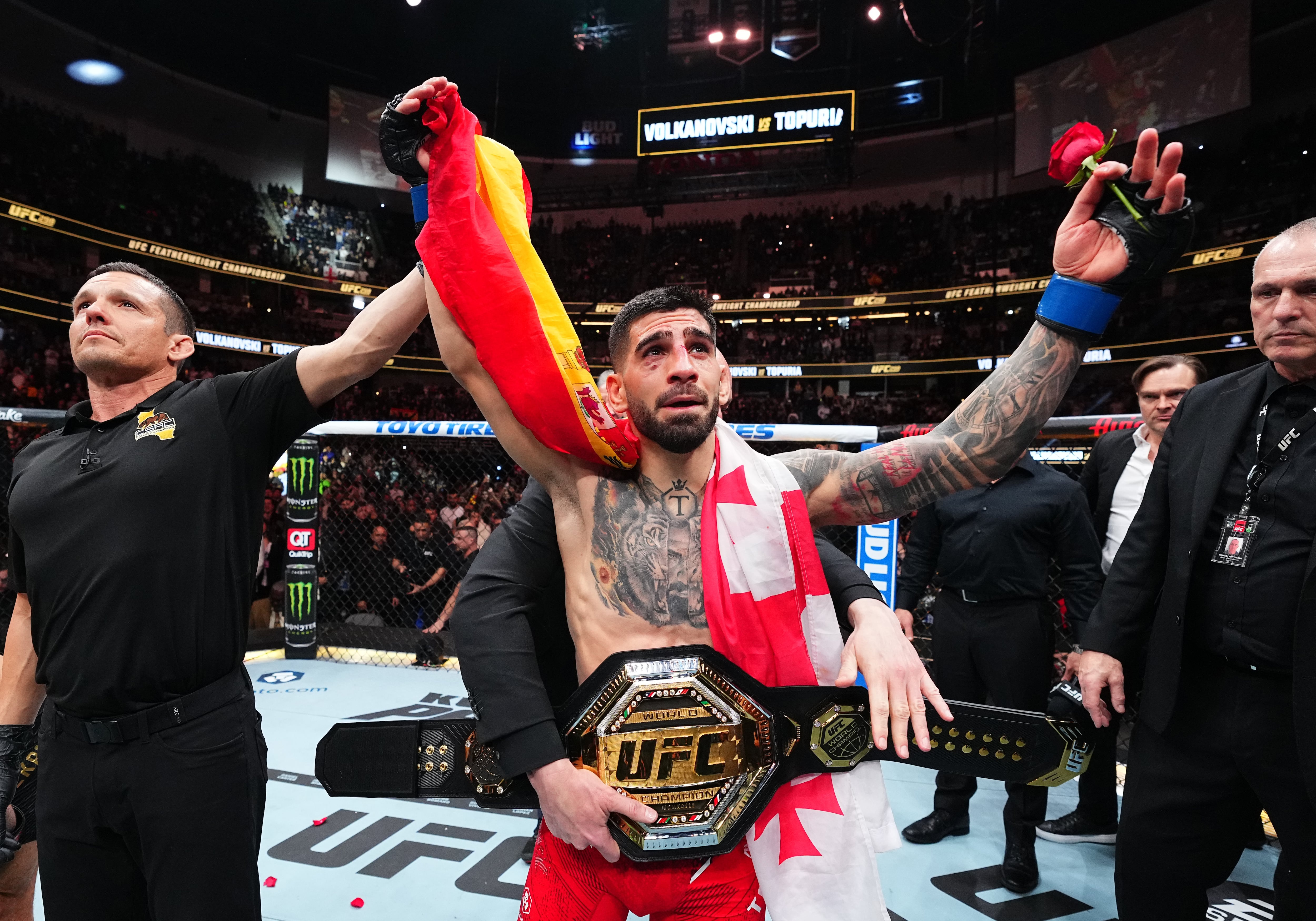 Ilia Topuria, con las banderas de España y de Georgia tras derrotar a Alexander Volkanovski