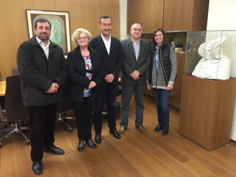 Miembros de la directiva de la Asociación de Informadores con el alcalde