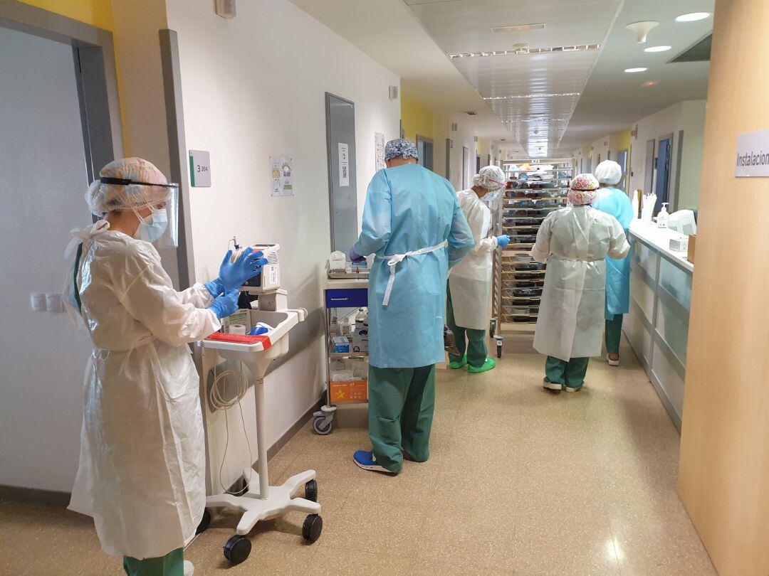 Reparto de comida en el Hospital Clínico 