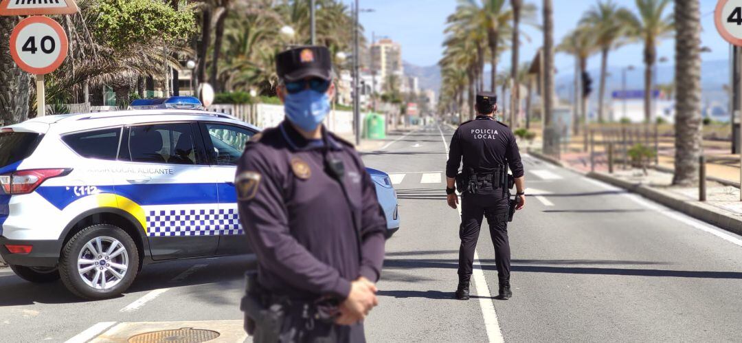 Control policial en la playa de San Juan