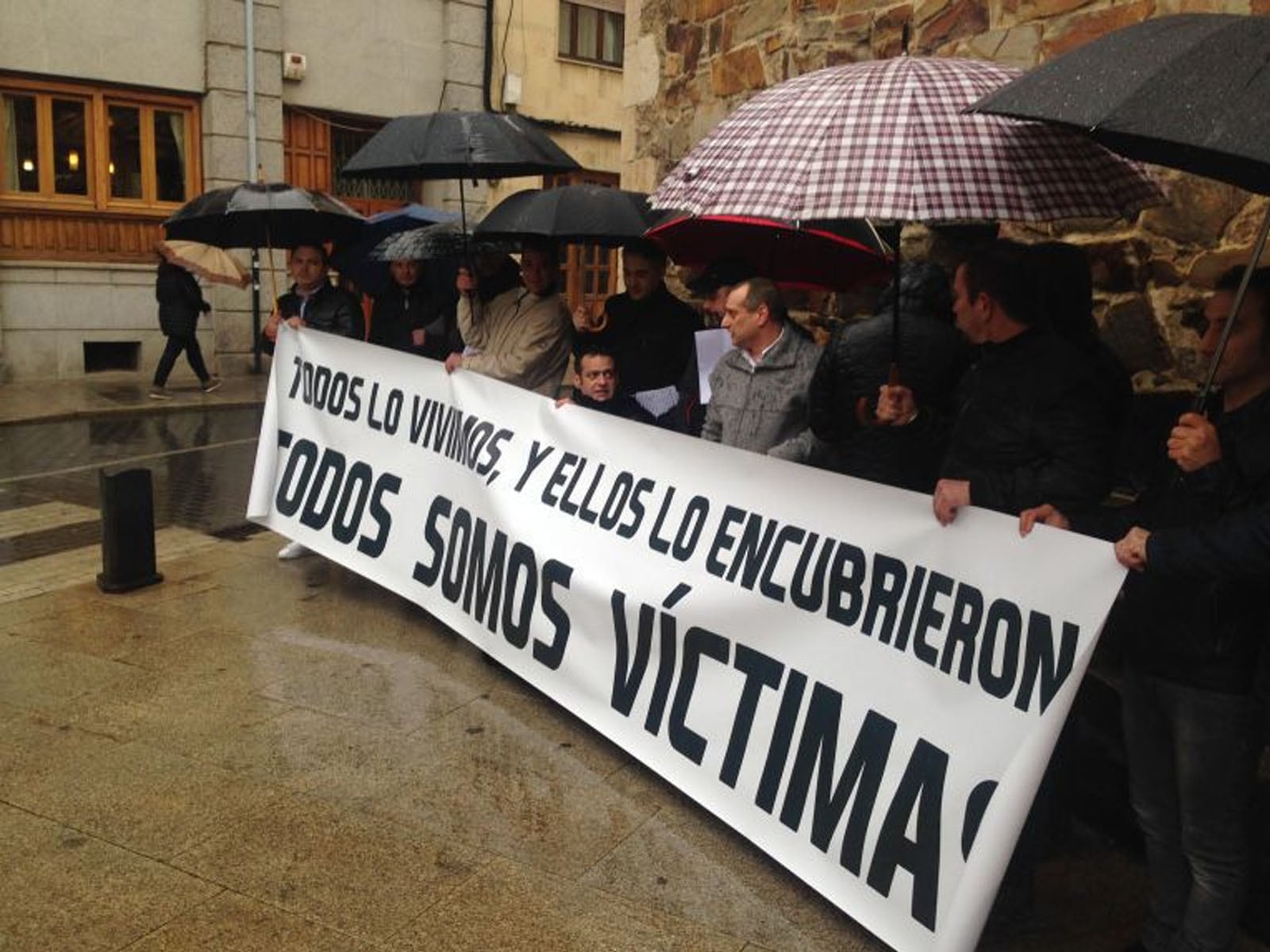 Manifestación de víctimas frente a la sede del Obispado de Astorga.
