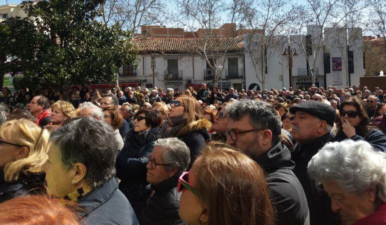 Numerosos vecinos de Getafe se han querido sumar a la concentración y los cinco minutos de silencio en repulsa del suceso de este miércoles.