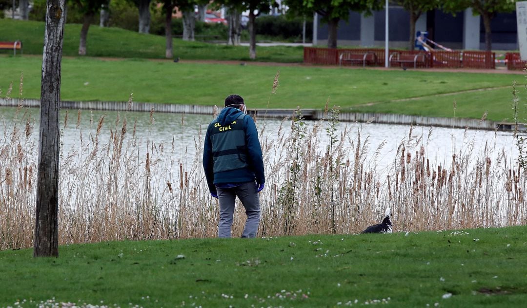 Un agente busca pruebas junto al lugar donde un joven de 18 años ha sido hallado muerto con un golpe en la cabeza en Laguna de Duero (Valladolid)