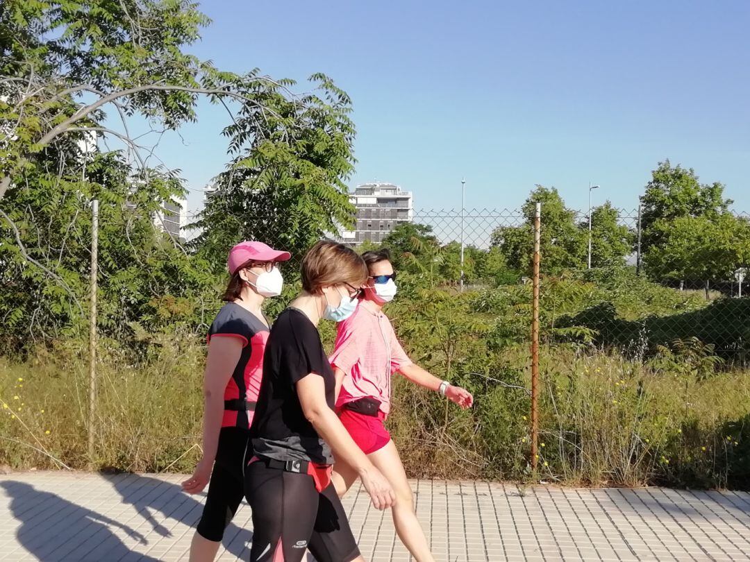 Gente caminando por Castellón 