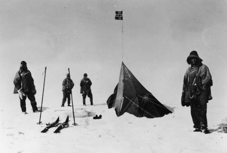 Miembros de la expedición del Capitán Scott descubren la tienda de campaña de Roald Amundsen