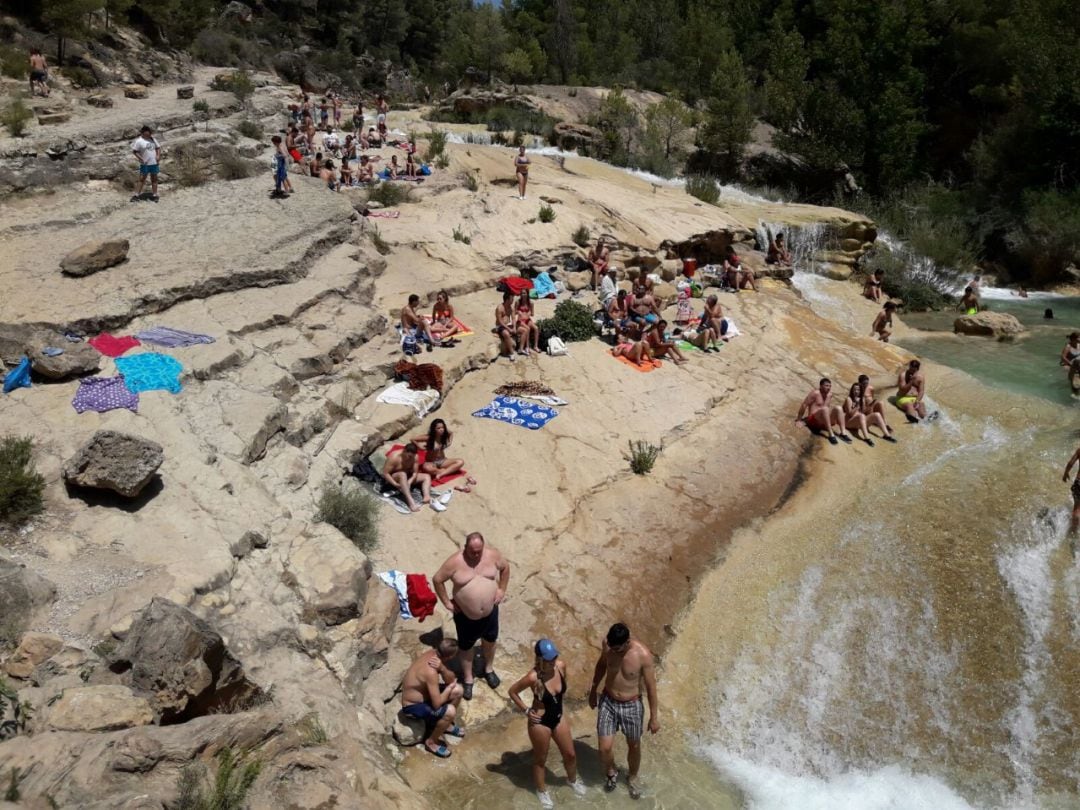 Bañistas en las Chorreras del río Cabriel en Enguídanos