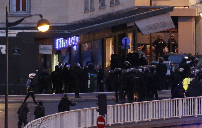 LAN37. PARÍS (FRANCIA), 09/01/2015.- Efectivos del cuerpo de élite BRI asalta un supermercado judío en el este de París, Francia, el 9 de enero del 2015, después de que un hombre armado tomara rehenes. El presunto autor del secuestro, Amedy Coulibali, mur