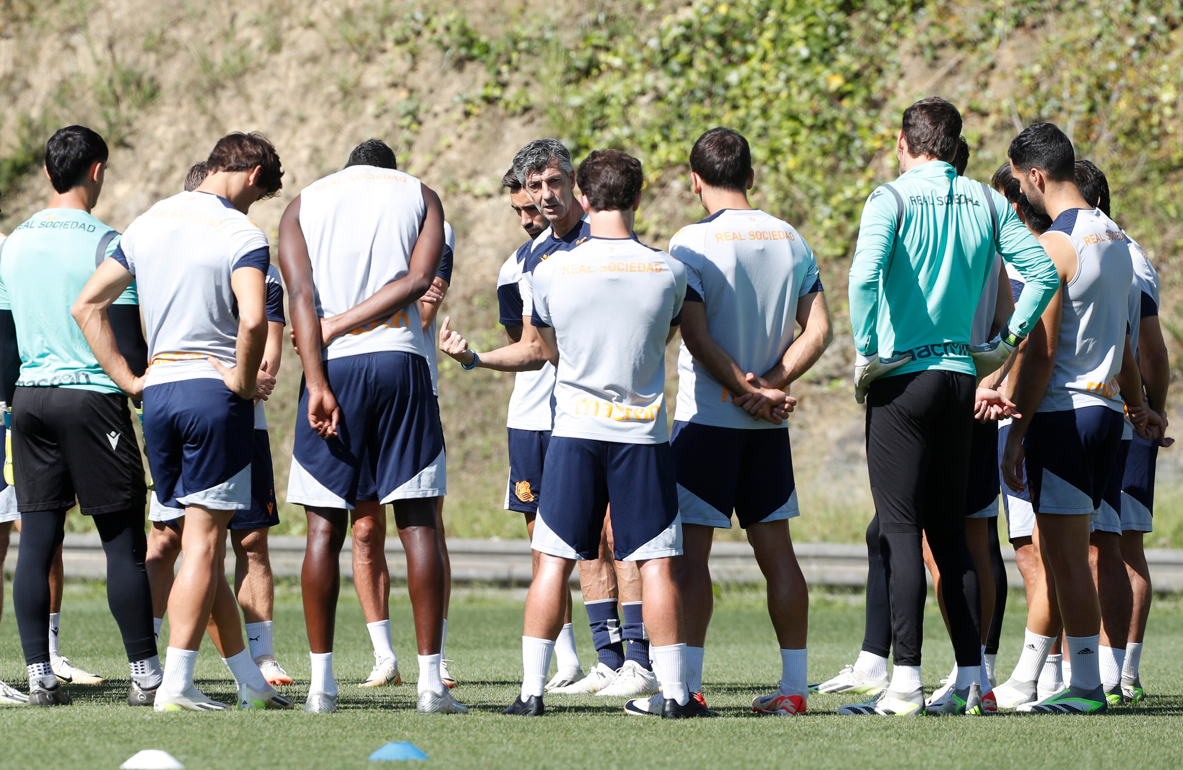 GRAFCAV3304. SAN SEBASTIÁN (ESPAÑA), 19/09/2023.- El entrenador de la Real Sociedad, Imanol Alguacil (c), conversa con sus jugadores este martes durante el entrenamiento previo al primer partido de la Liga de Campeones frente al Inter de Milán que se disputará mañana en el estadio Reale Arena de San Sebastián. EFE/Juan Herrero.
