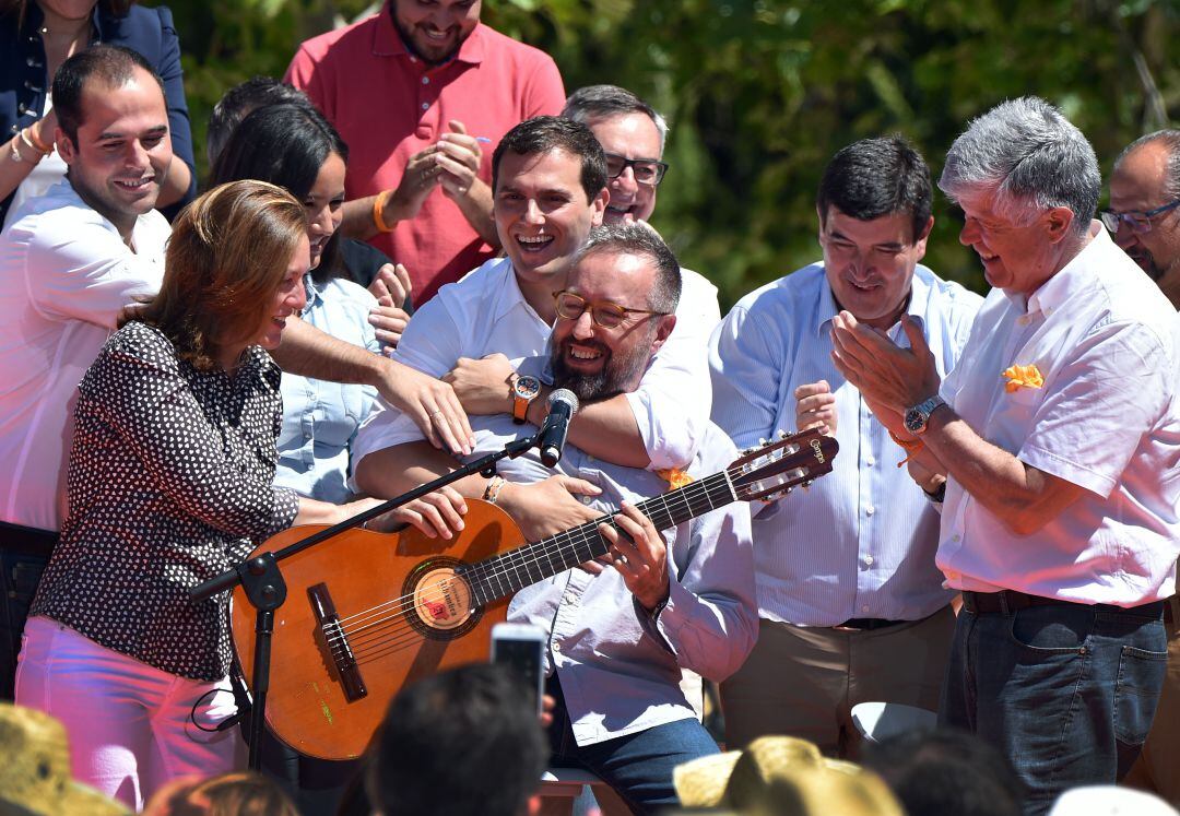 Girauta con compañeros de partido en un mitin.