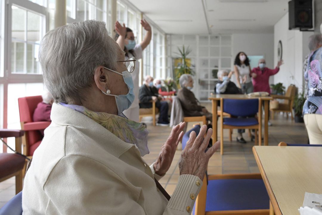 Varios ancianos en una de las salas de una residencia de mayores, en una imagen de archivo