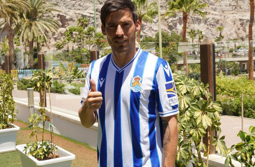 David Silva posa con la camiseta de la Real Sociedad.