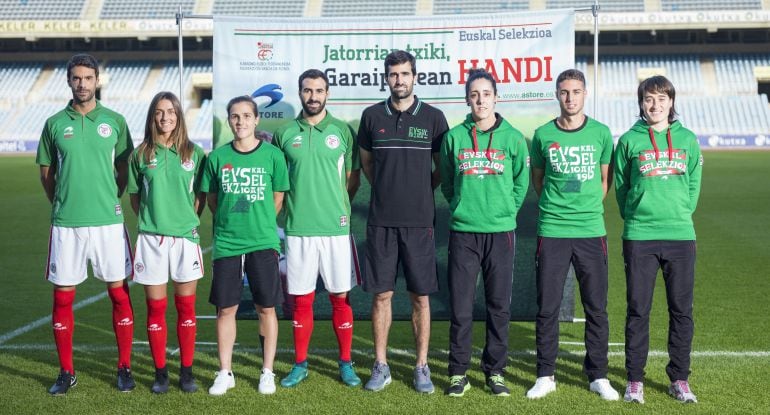 Los jugadores vascos posan con las nuevas equipaciones en Anoeta