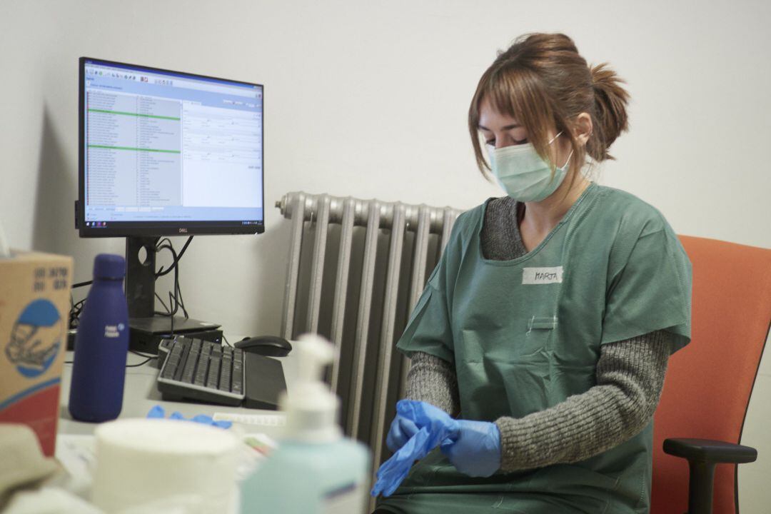 Una sanitaria se preparar para vacunar contra el Covid-19