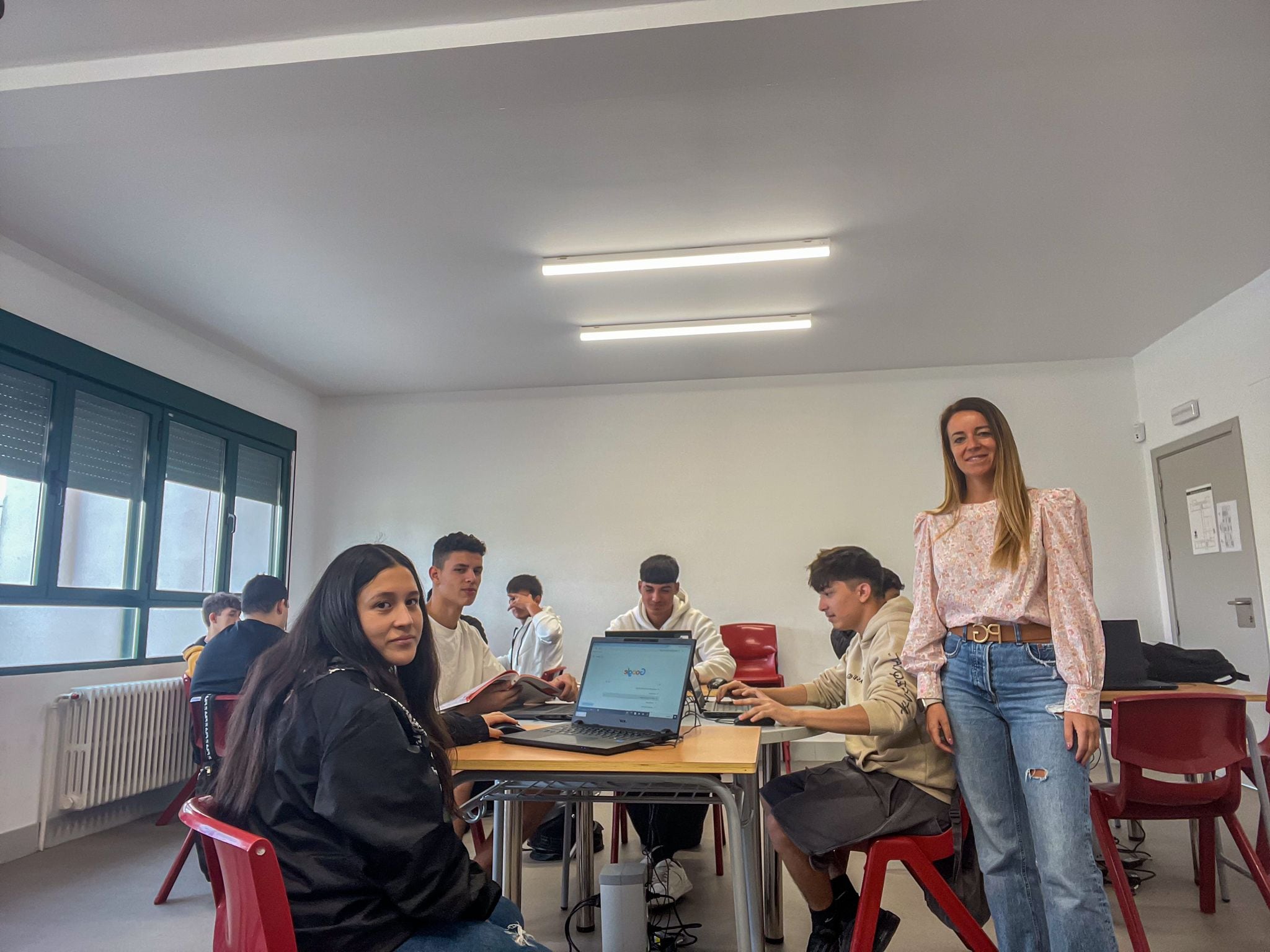 La profesora María Barriga con sus alumnos