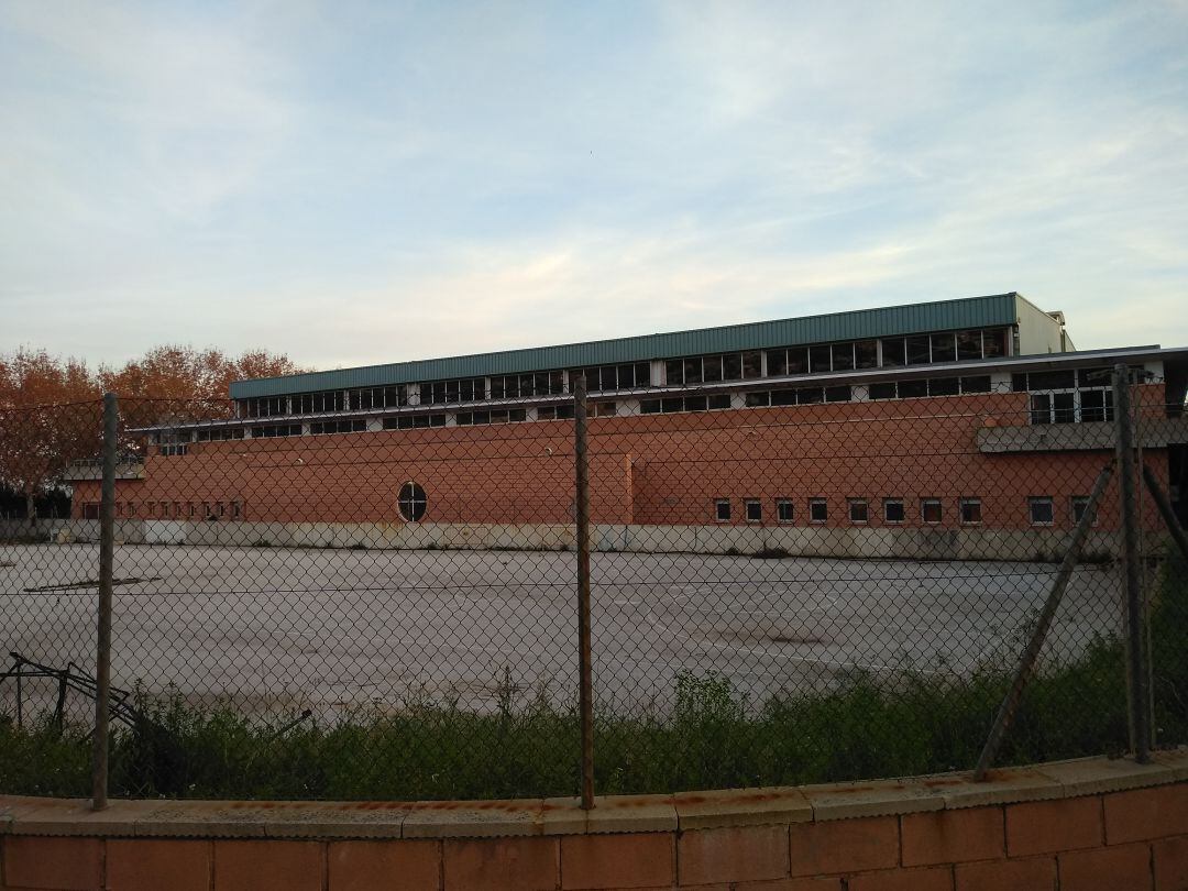 Parcela donde está prevista la construcción de la futura piscina municipal cubierta de Xàbia.
