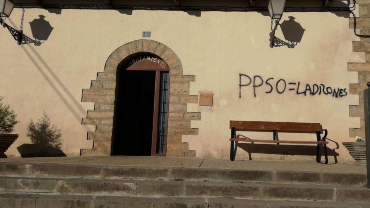 Unas pintadas y un censo con tachones, únicas incidencias de la jornada electoral