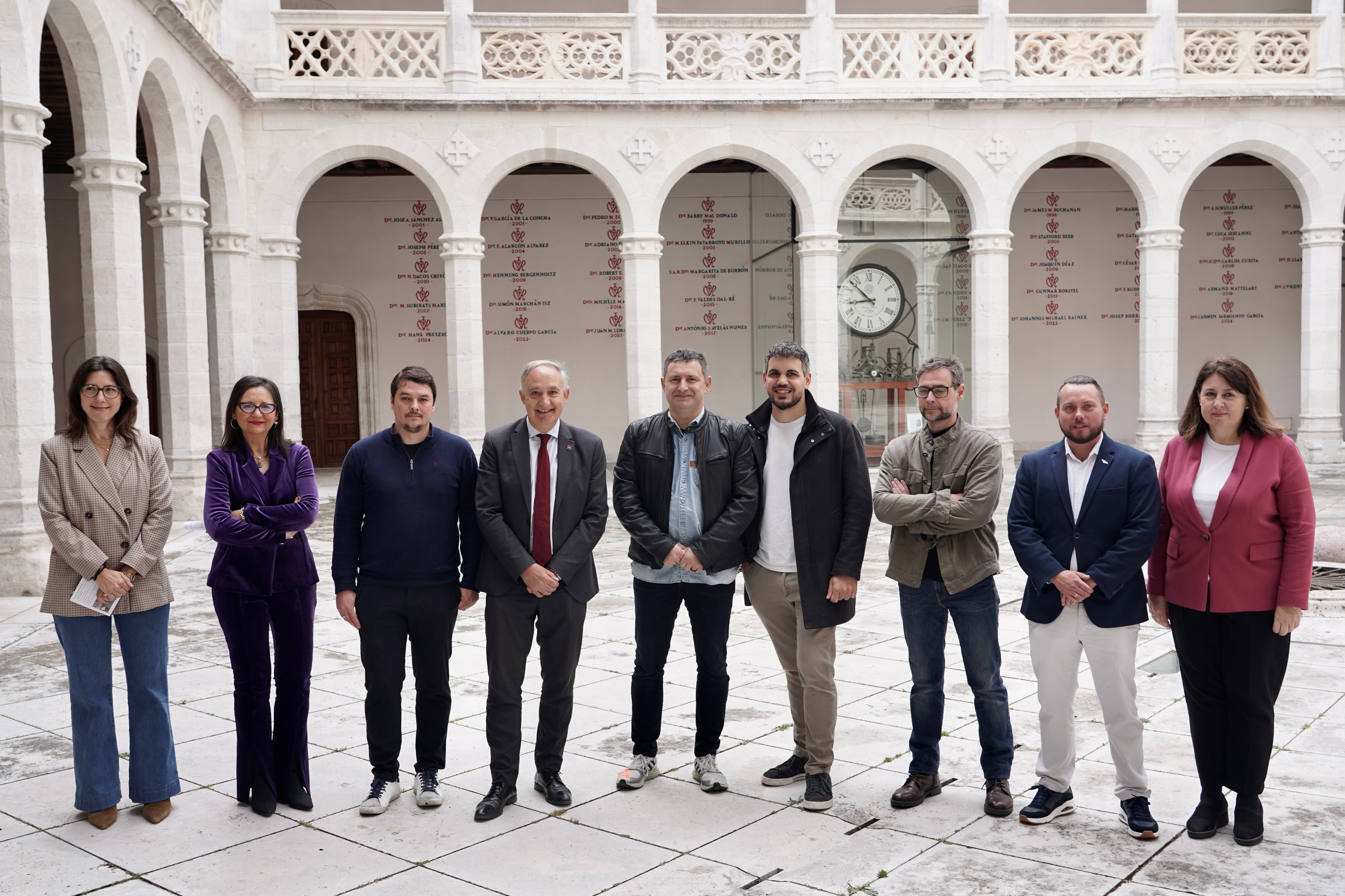 El rector de la Universidad de Valladolid, Antonio Largo, presenta las novedades de la oferta educativa de la UVa para el próximo curso 2024-2025. Le acompañan la vicerrectora Estudiantes y Empleabilidad, Cristina de la Rosa, y responsables de tres restaurantes con Estrella Michelin que avalan uno de los nuevos estudios, el grado en Ciencias Gastronómicas. Se trata de Alvar Hinojal, chef de Alquimia; Guillermo Ortega, director de Creatividad de Ambivium, y Víctor Martín, del restaurante Trigo.