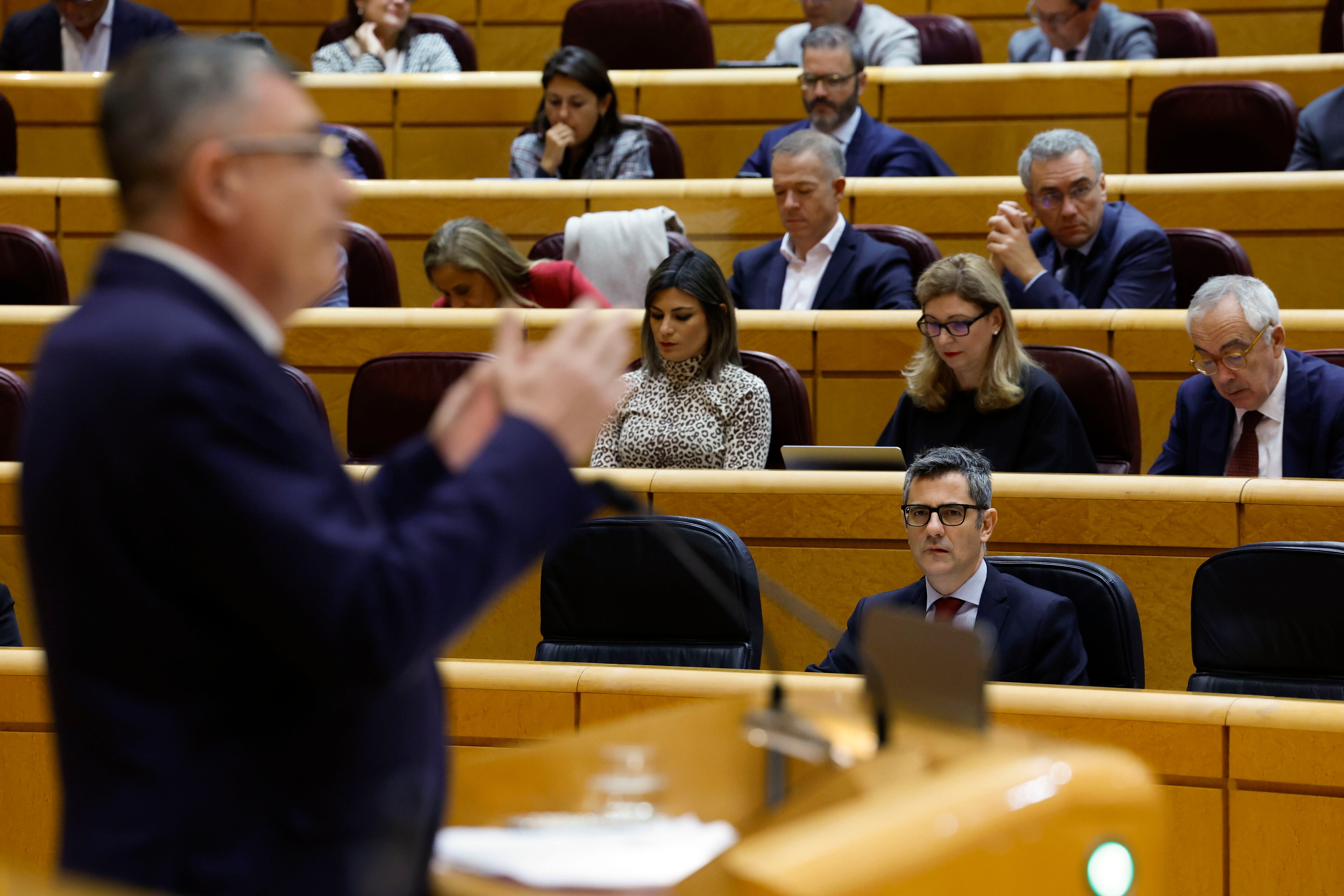 El ministro de la Presidencia, Justicia y Relación con las Cortes, Félix Bolaños (d), escucha la intervención del senador de Compromís Enric Xavier Morera (i) durante la sesión del pleno del Senado antes de dar el paso definitivo para la reforma de la Constitución para eliminar el término &#039;disminuidos&#039; del artículo 49 de la carta magna