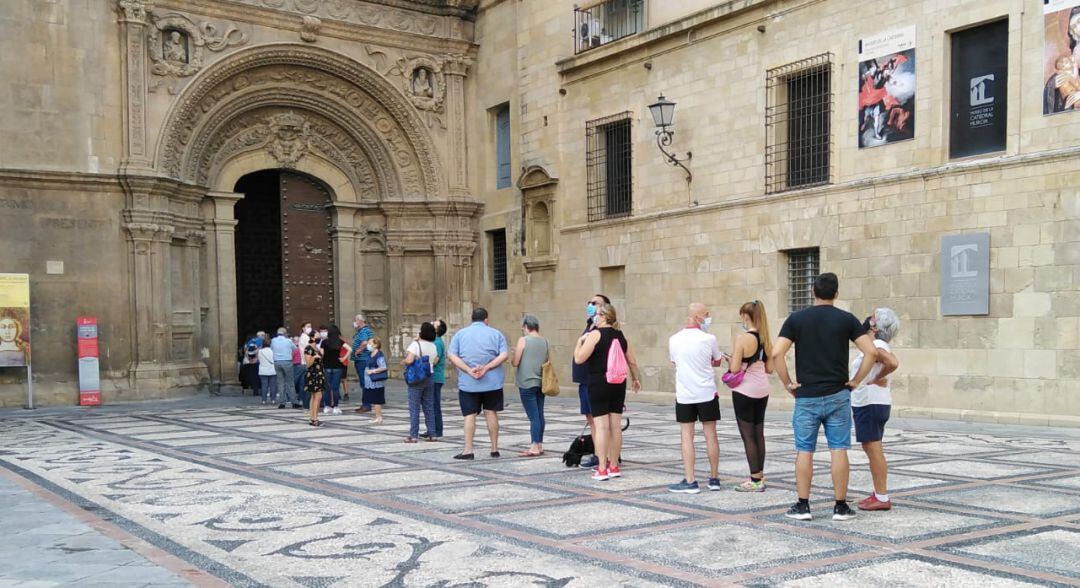 Desde primera hora de la mañana se registraban colas a las puertas de la catedral