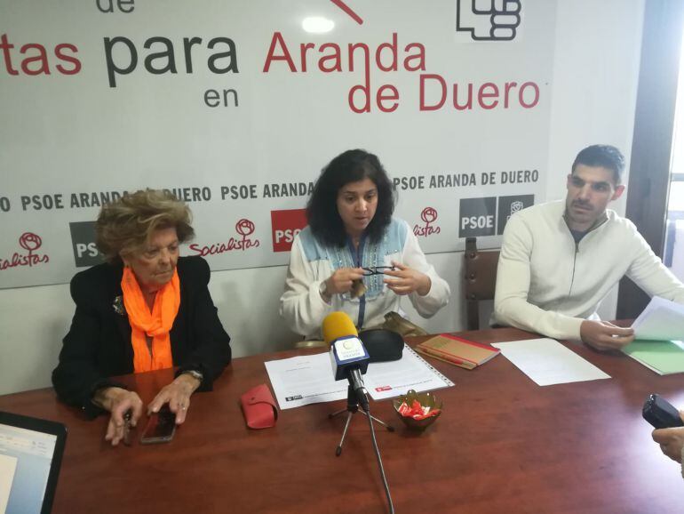 El concejal socialista Julián Rasero, en la foto en compañía de la concejala Leonisa Ull y la portavoz municipal Mar Alcalde