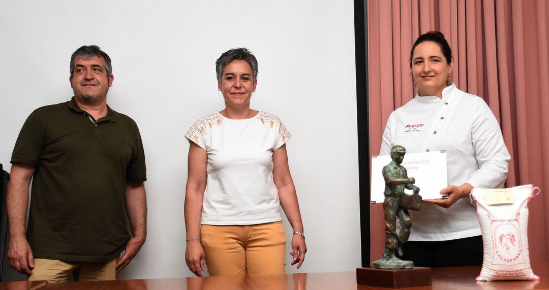 El presidente de la DO Calasparra, José Martínez, junto a la alcaldesa, Teresa García y la chef María Gómez