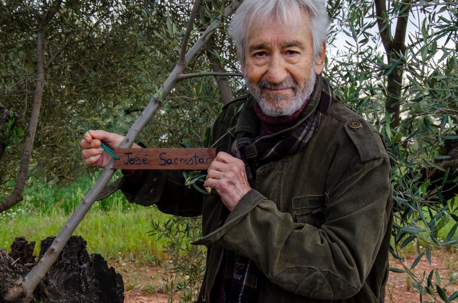 El actor José Sacristán posa con el Olivo Solidario otorgado por la Fundación Lumiere.