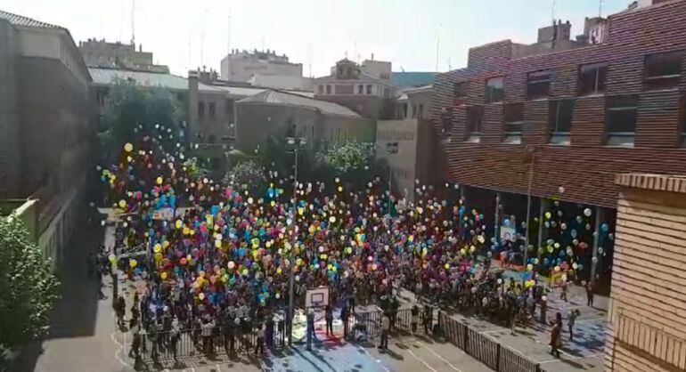 Los alumnos del colegio Compañía de María lanzan al cielo sus poemas y cuentos