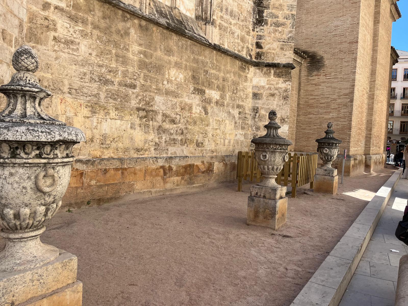 Aspecto de los jardines de la calle Micalet tras la retirada de los árboles que causaban filtraciones.
