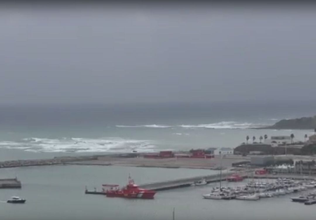 Temporal de viento y lluvia en el Estrecho