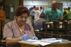 Els mateixos agricultors venen els seus productes a la Tira de Contar de Mercavalència