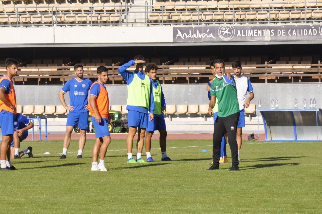 José Pérez Herrera dirigiendo una sesión de entrenamiento en Chapín 
