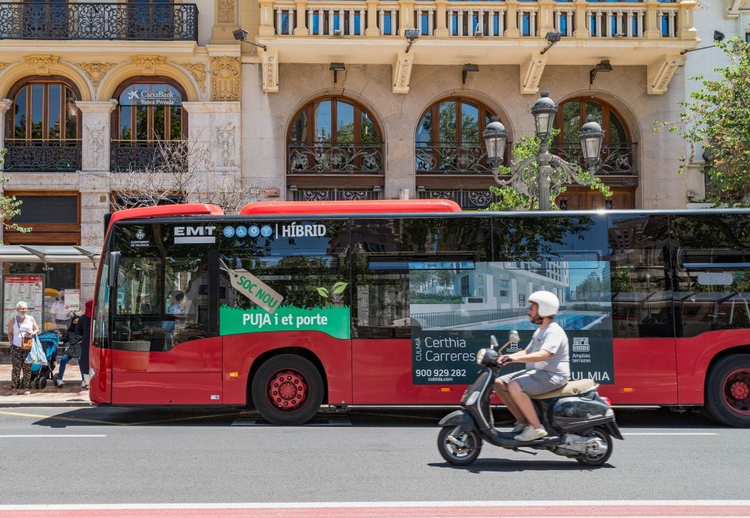 Autobús de la EMT en el centro de València.