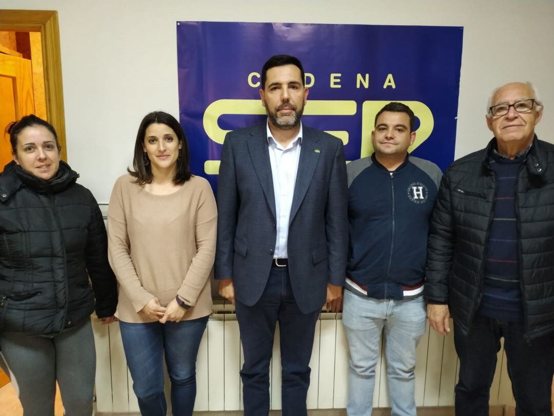 Guillermo Martínez Huerta (en el centro), junto a algunos componentes de la lista de Vox en Motilla del Palancar.