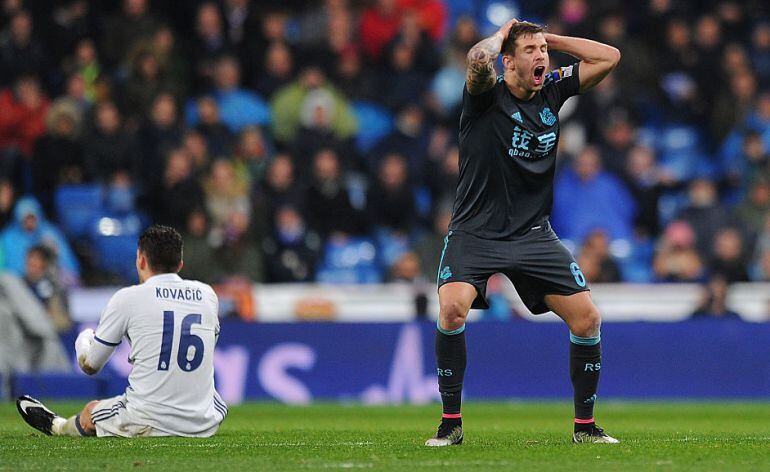 Íñigo Martínez se lamenta de una ocasión fallada en el Santiago Bernabéu