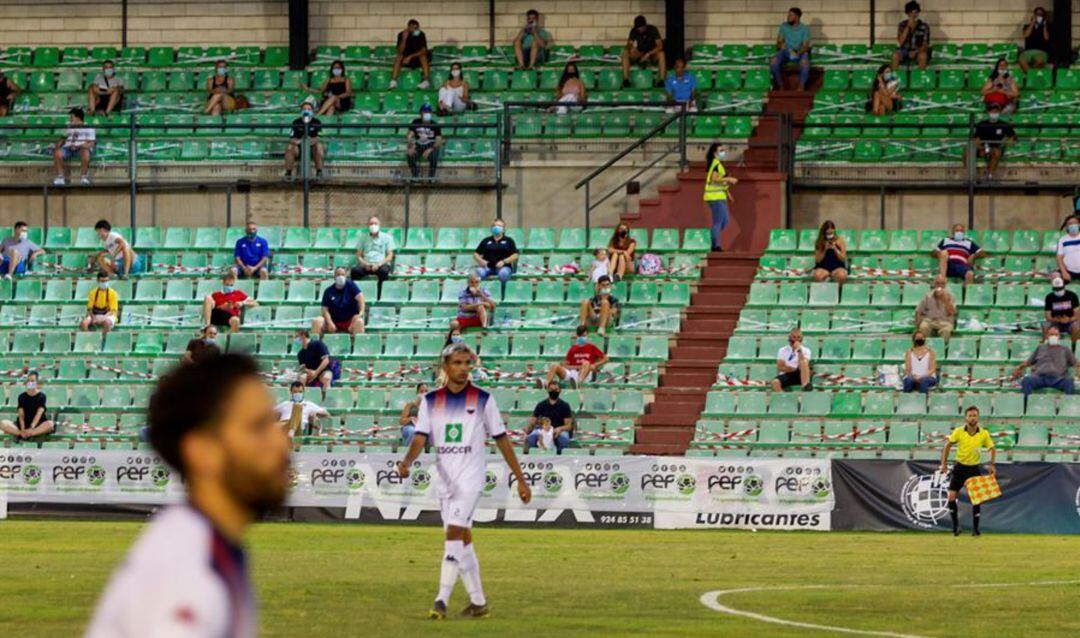 Imagen de las gradas del estadio Romano de Mérida donde se ha disputado el encuentro de playoff de ascenso a Segunda B entre el Extremadura y Villanovense, primer partido desde la crisis del coronavirus que se permite el acceso de aficionados a un estadio de fútbol.