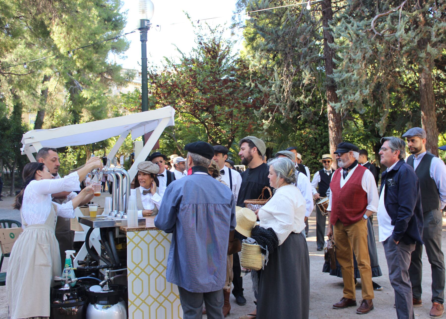 La comitiva durante su recorrido por los stands de La Glorieta