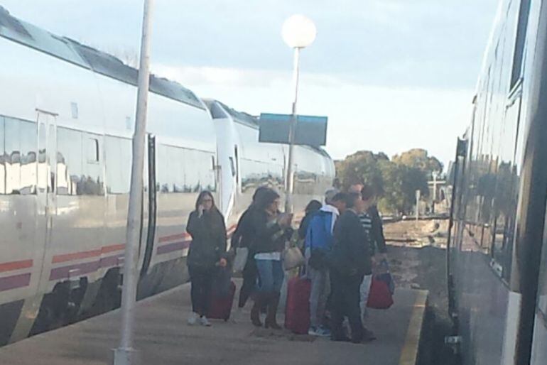 Un grupo de pasajeros se dispone a hacer el trasbordo en Aldea del Cano