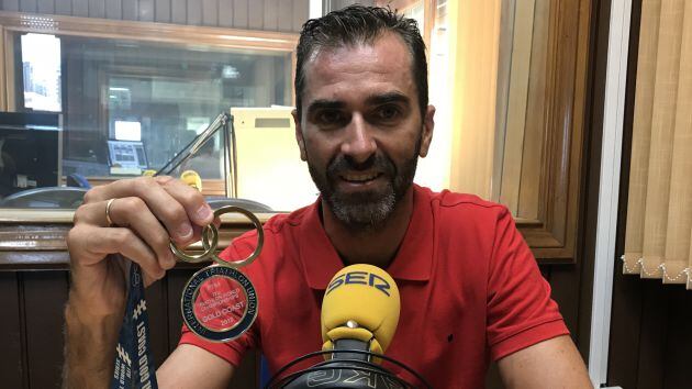 Dani Molina en los estudios de SER Guadalajara con su medalla de Campeón del Mundo 2018