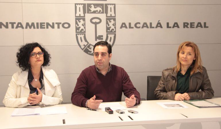 La delegada territorial de Economía, Innovación, Ciencia y Empleo, María Paz del Moral (izq.), Carlos Hinojosa, alcalde de Alcalá la Real y la edil de Empleo, Comercio y Turismo de Alcalá, Eva Bermúdez