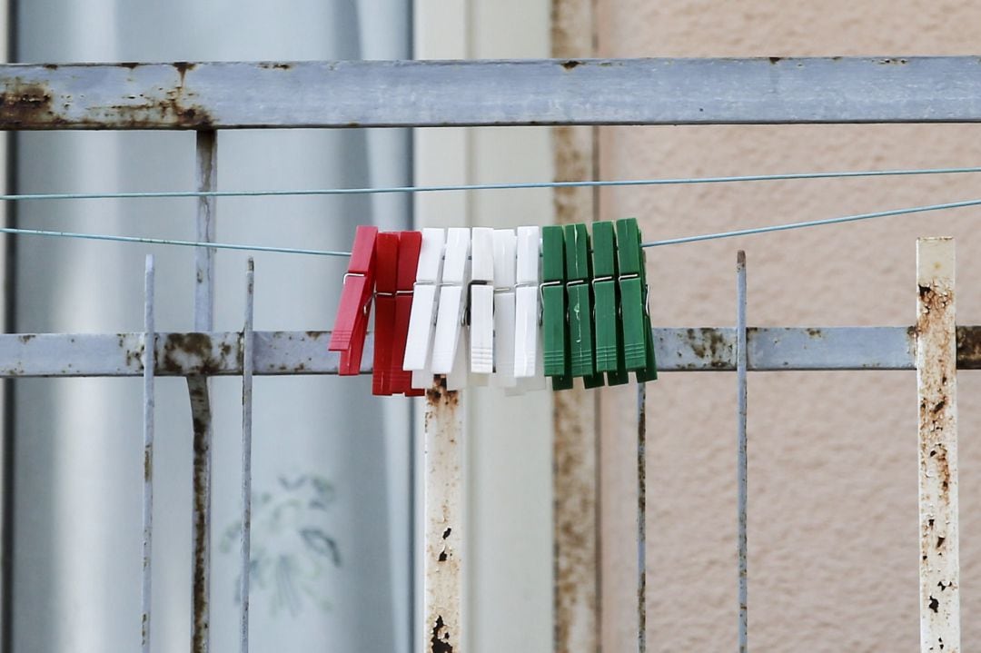 Pinzas con los colores de la bandera italiana en un balcón de Roma